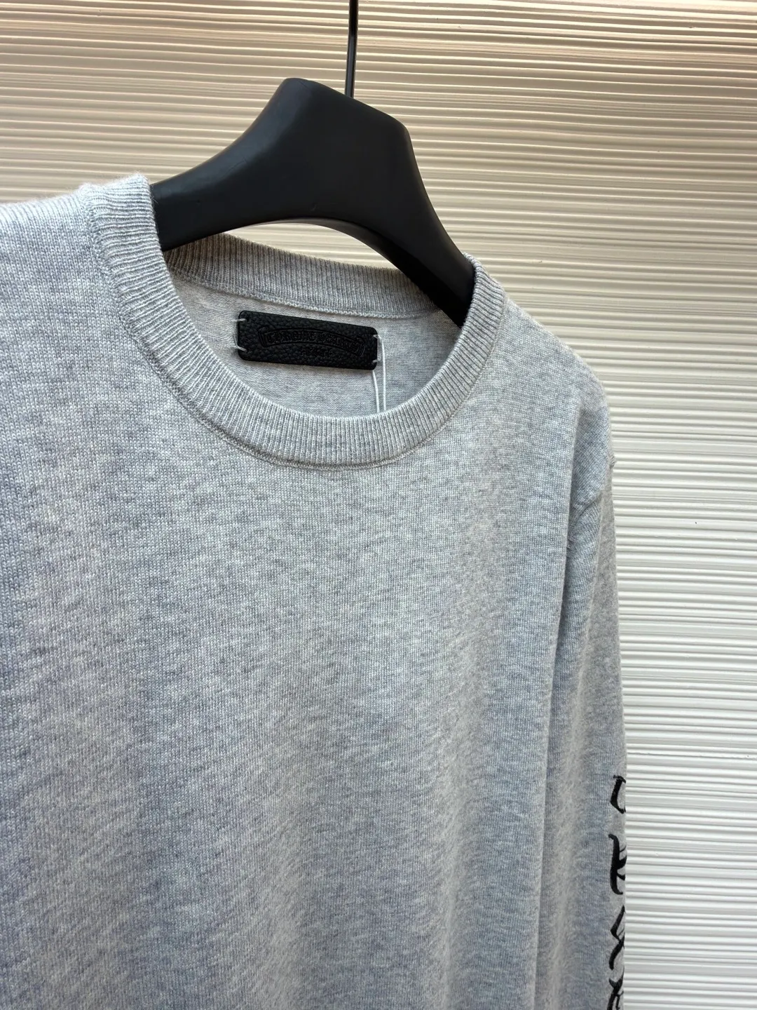 Chrome Hearts scroll embroidered sweater ●Item number: 1682475-A85 ●Fabric: wool fabric ●Technology: embroidery production ●Color: gray ●Version: loose fit ●Weight: about 470 grams ●Size: S-M-L-XL ●Description: Select high-quality wool and cashmere raw materials, blended according to a certain proportion. Wool provides warmth and durability, while cashmere gives clothing a soft, delicate feel. The combination of the two makes the fabric both comfortable and practical. Different from market products, our sweaters feel softer and waxier. We use the shrinking characteristics of cashmere fiber to shrink the sweaters. Ironing knitted sweaters to make them smoother and crisper while maintaining style characteristics. The ironing process requires precise control of temperature and pressure to prevent clothing from deforming or being damaged. The overall wiring is straight and delicate, the fabric is comfortable and soft, and the color is consistent without color difference. It can be matched with the same style to create a fashionable look and control various occasions. Customized accessories, complete with three standards, same style for men and women!
